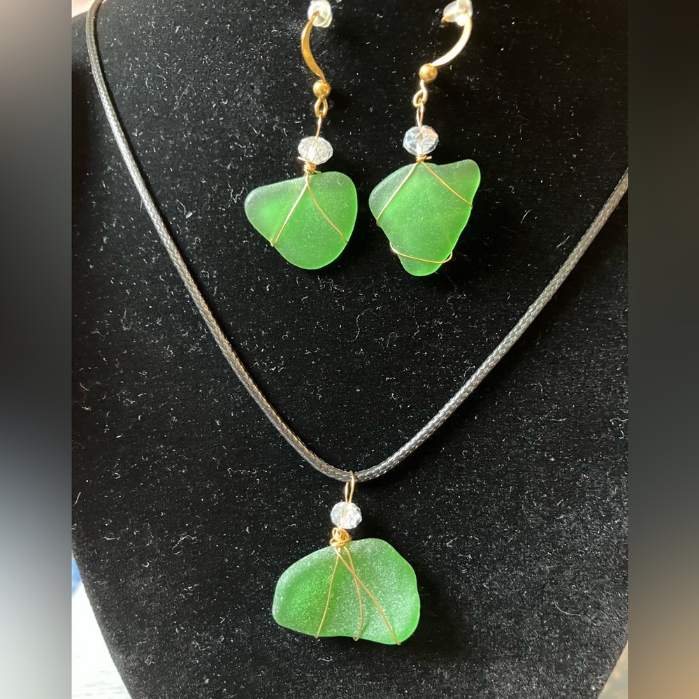 #37 Handmade seagalss necklace set